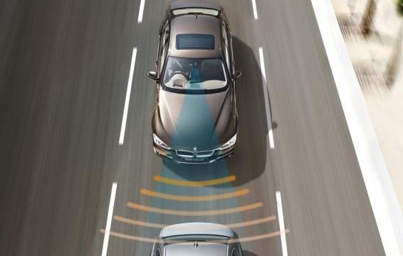 BMW 主动定速巡航控制系统解析与操作说明